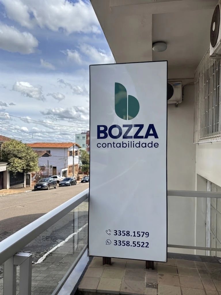 Totem da Bozza Contabilidade na entrada do escritório, na Rua André da Rocha, em Lagoa Vermelha